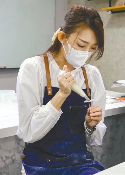 Ou memberi demonstrasi 'piping' bunga daisy untuk kami. – MAMA GIRL BAKING.
