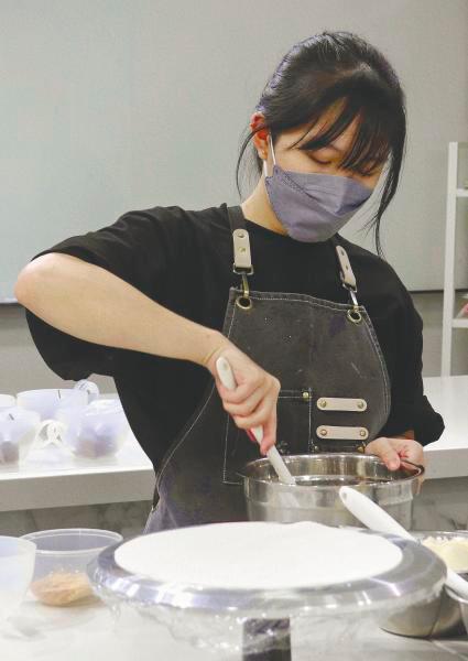 Shirley, pembantu Ou, mengajar kami tentang teori warna. – MAMA GIRL BAKING 