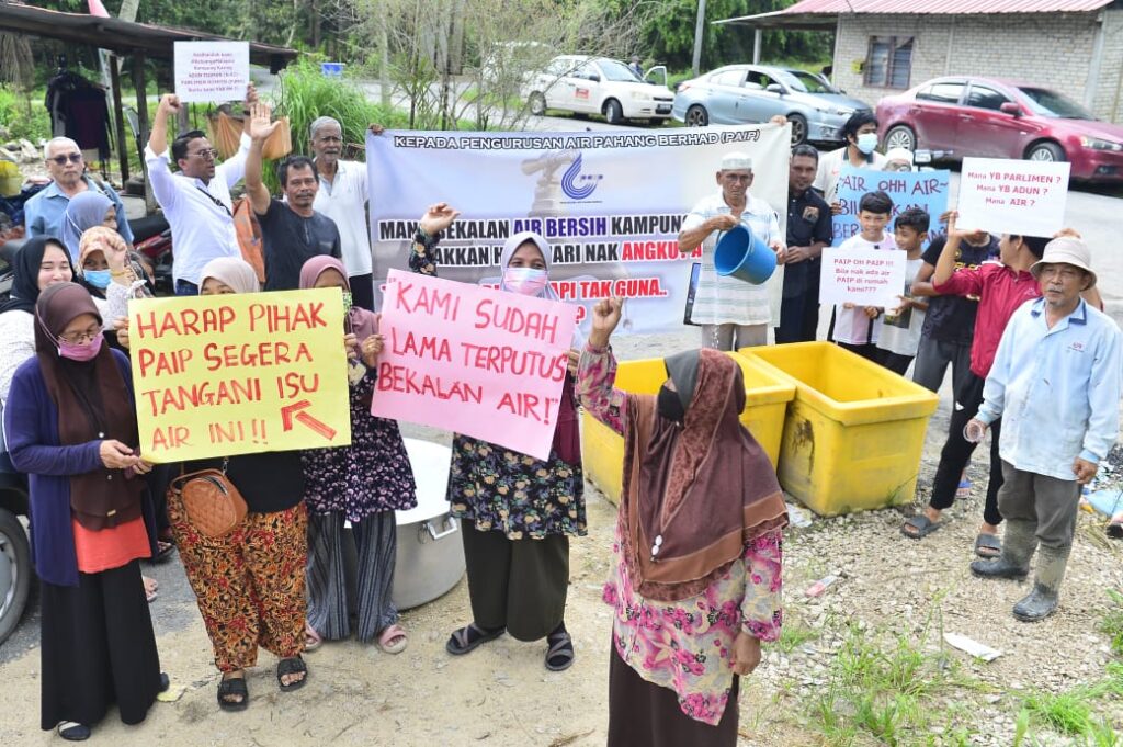 PENDUDUK kampung mengadakan tunjuk perasaan aman memohon penyelesaian segera kepada masalah air bersih yang berpanjangan di Kampung Kasing, Rompin, semalam.